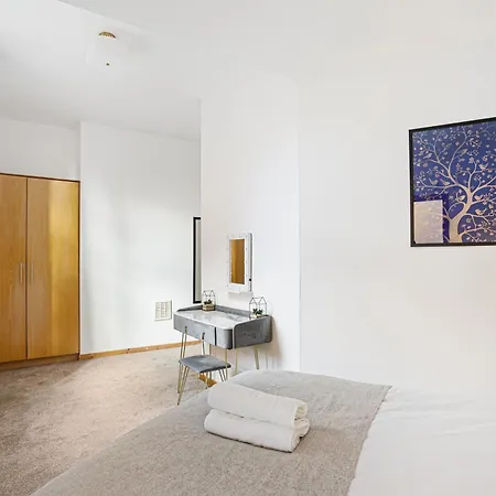 Great George Street Apartments, Centre *