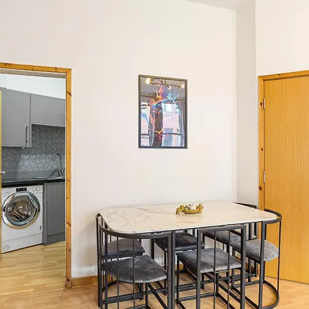 Great George Street Apartments, Centre