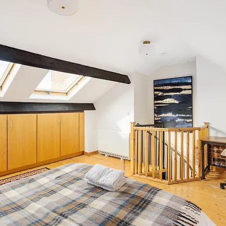 Great George Street Apartments, Centre *